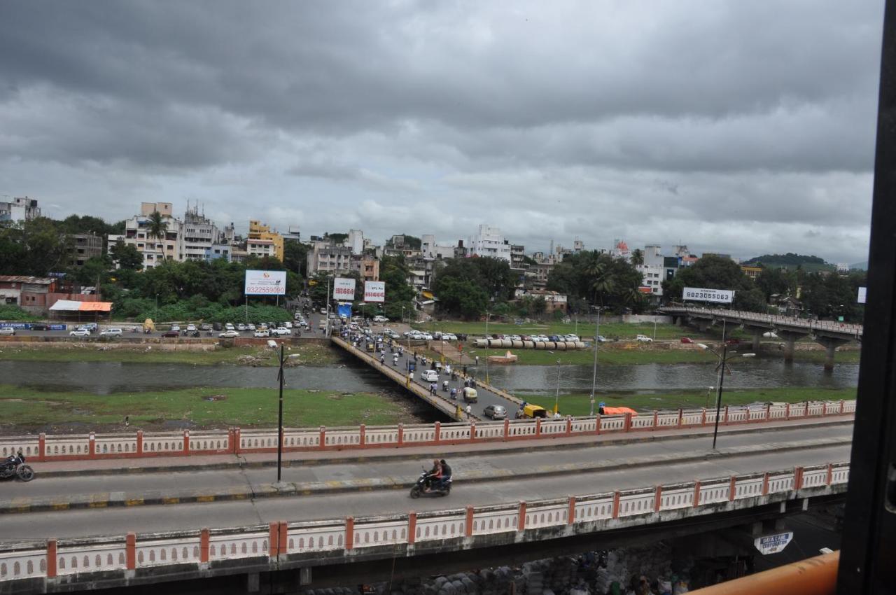 Suraj Hotel Pune Esterno foto